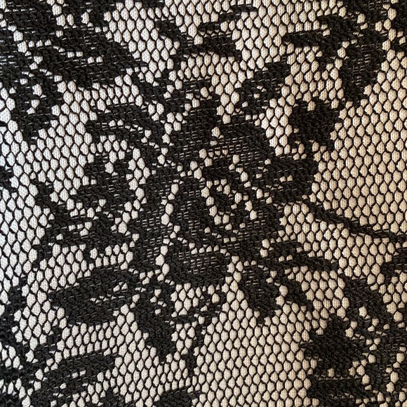 Beautiful lace rose skirt - Picture 3 of 7